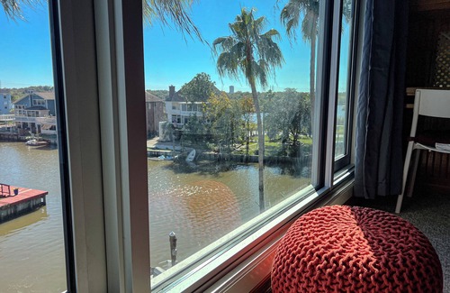 Nassau Bay House | Cozy Waterfront I Fish Game Kayak I King 5BR House NASA