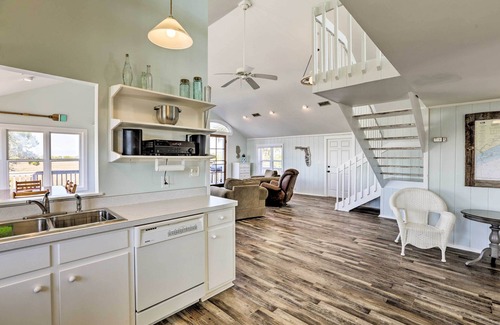 Crawfordville Cottage | Cozy Waterfront 'Island House' on Live Oak Island!