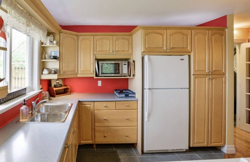 Gravenhurst Cottage | Cozy Waterfront Lake Muskoka Cottage by Cliff Bay