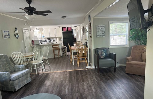 Anderson House | Cozy waterfront property near Hartwell lake.