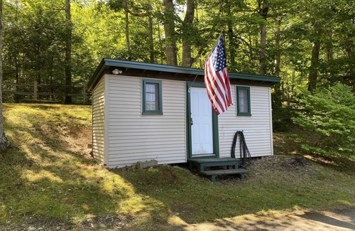 Eddington Cottage | Cozy, Waters Edge on Springy Pond