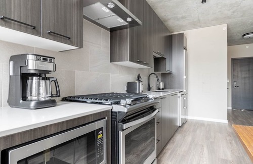 West Loop Apartment | Cozy West Loop Studio w/Pool, Gym, nr. Restaurant Row, by Blueground