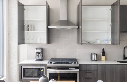 West Loop Apartment | Cozy West Loop Studio w/Pool, Gym, nr. Restaurant Row, by Blueground