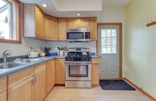 Westmont House | Cozy Westmont Home: Walk to Metra Station!