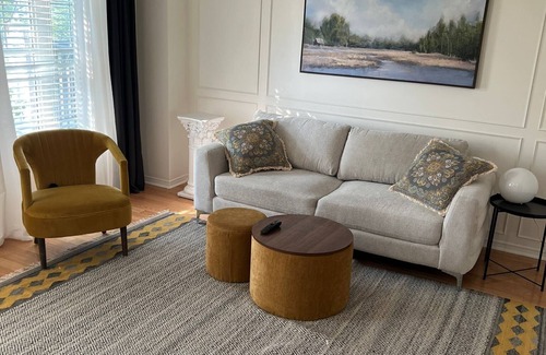 Whitby House | Cozy Whitby Shores Townhome| Marina and Free Parking