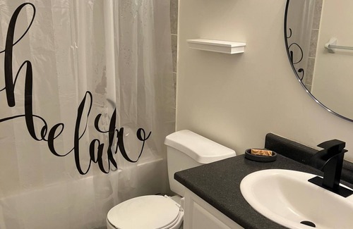 Whitby House | Cozy Whitby Shores Townhome| Marina and Free Parking