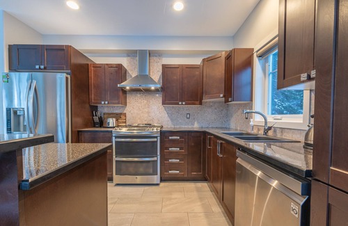Silver Star Mountain House | Cozy whole house on the Knoll - Private hot tub, BBQ and pet friendly too!