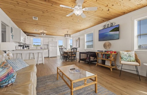 Southpointe House | Cozy Winter Beach Cottage w/Private Beach Access