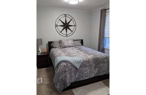 Keego Harbor Cottage | Cozy Winter Hideaway w/ Comfy Couches and New Kitchen!