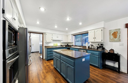 Country Club Estates Cabin | Cozy Wooded Haven w/Hot Tub near Heavenly Village