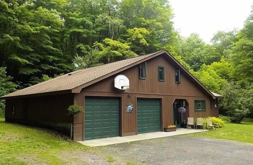 Oneonta House | Cozy Woodland 4 Bedroom