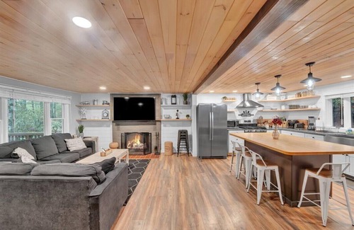 Lake Harmony House | Cozy Woodland Escape-Hot Tub, Sauna, Walk to Lake!