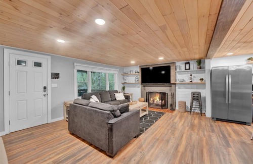 Lake Harmony House | Cozy Woodland Escape-Hot Tub, Sauna, Walk to Lake!