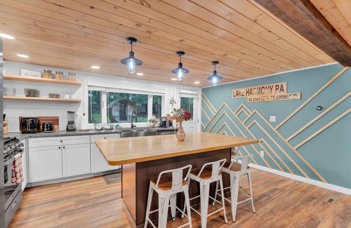 Lake Harmony House | Cozy Woodland Escape-Hot Tub, Sauna, Walk to Lake!