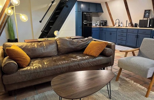 Granbury House | Cozy yet modern A frame close to it all.