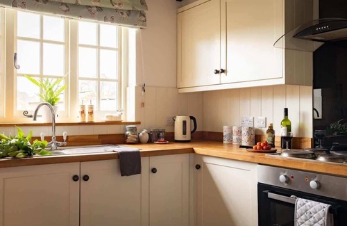 Scarborough Cottage | Cozy Yew Tree Cottage with Scenic Field Views