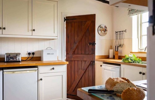 Scarborough Cottage | Cozy Yew Tree Cottage with Scenic Field Views