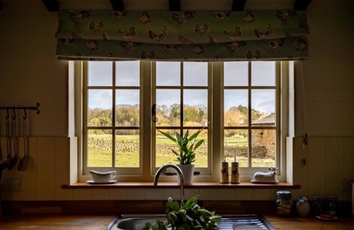 Scarborough Cottage | Cozy Yew Tree Cottage with Scenic Field Views