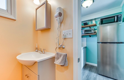 York Beach Apartment | Cozy York Studio w/Ocean View, Steps to Beach!
