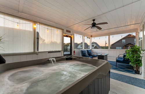 Lampe Cabin | Cozy zero-step cabin by lake. Pvt. Hot tub. Pool. Fire pit. Pickleball. Kayaks