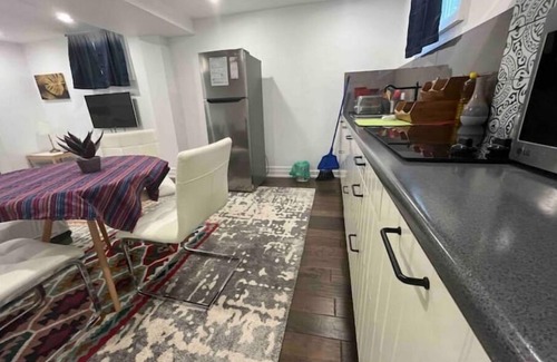 Richmond Hill Apartment | cozy1bedroom Guest suite(1queen bed+1 double Sofa bed,1floor mattress (5Guests)