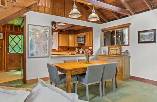 Cazadero Cabin | CozyCreekCabin~Comfy & Serene Creekside Cabin!Ocean&Wineries/WiFi/Pup/HtTb