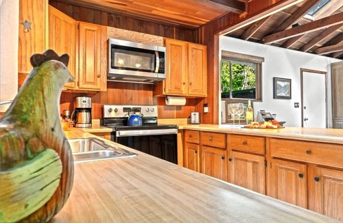 Cazadero Cabin | CozyCreekCabin~Comfy & Serene Creekside Cabin!Ocean&Wineries/WiFi/Pup/HtTb