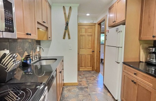 Central Vermont- Killington Apartment | CozyDen - AC, Grill, Bike to Mountain, Porch!