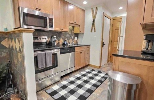 Central Vermont- Killington Apartment | CozyDen - AC, Grill, Bike to Mountain, Porch!