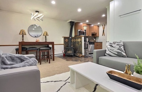 Central Vermont- Killington Apartment | CozyDen - AC, Grill, Bike to Mountain, Porch!