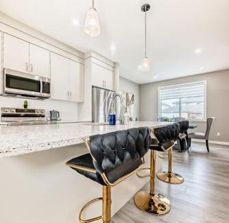 Calgary House | Cozyhub Vacation Rental Calgary-3Bedroom with AC