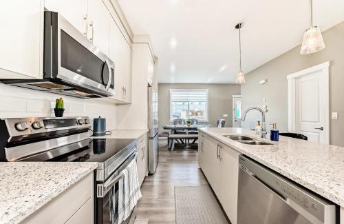 Calgary House | Cozyhub Vacation Rental Calgary-3Bedroom with AC