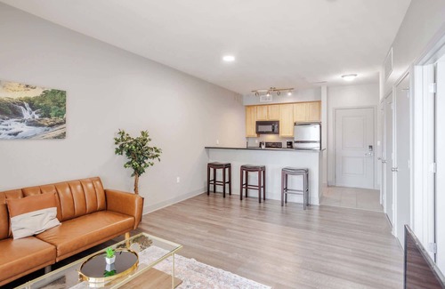 Central Business District Apartment | CozySuites at Current the Banks gym, pool 01