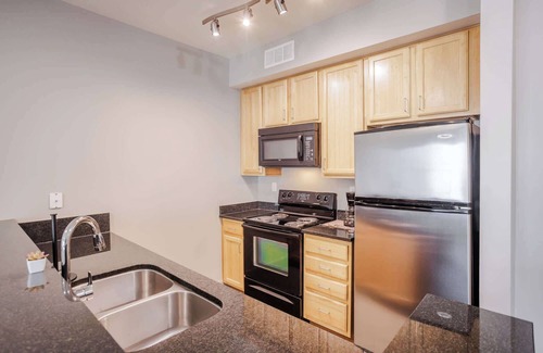 Central Business District Apartment | CozySuites at Current the Banks gym, pool 01