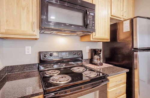 Central Business District Apartment | CozySuites at Current the Banks gym, pool 01