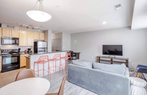 Central Business District Apartment | CozySuites at the Banks gym, pool 06