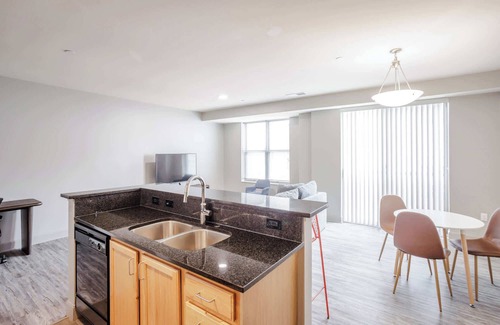 Central Business District Apartment | CozySuites at the Banks gym, pool 06