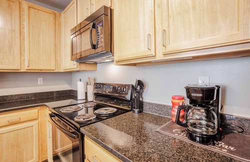 Central Business District Apartment | CozySuites at the Banks gym, pool 06