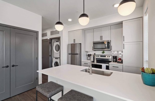 Indianapolis Apartment | CozySuites Ayr | parking, pool, gym #02