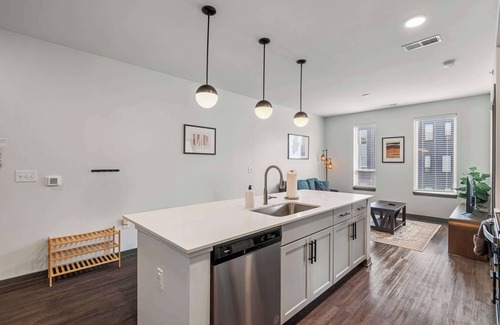 Indianapolis Apartment | CozySuites Ayr | parking, pool, gym #08