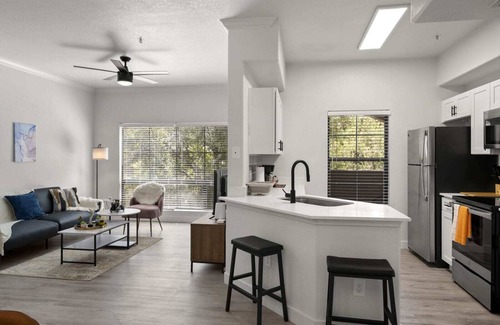 Chandler Apartment | CozySuites Chandler 2BR with 2 pools and Jacuzzi 02