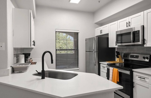 Chandler Apartment | CozySuites Chandler 2BR with 2 pools and Jacuzzi 02