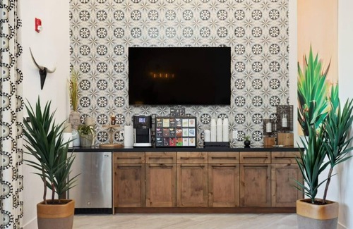 Chandler Apartment | CozySuites Chandler 2BR with 2 pools and Jacuzzi 02