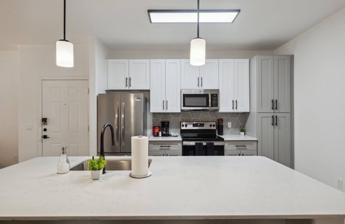 Glendale Sports and Entertainment District Apartment | CozySuites Glendale - Westgate w pool! 18