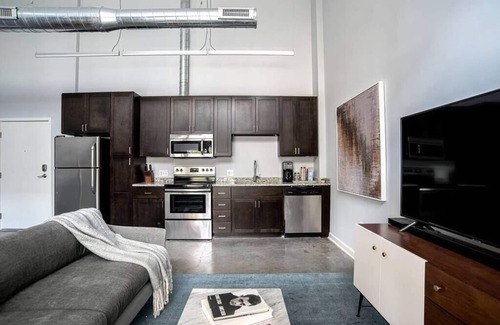 Cole-Noble District Apartment | CozySuites Indy Loft 2BR Monument Circle