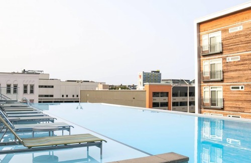 Cole-Noble District Apartment | CozySuites l 1BR, Monument Circle, Indy