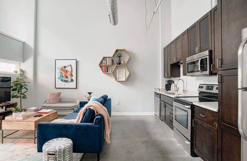 Cole-Noble District Apartment | CozySuites l 2BR, Monument Circle, Indy