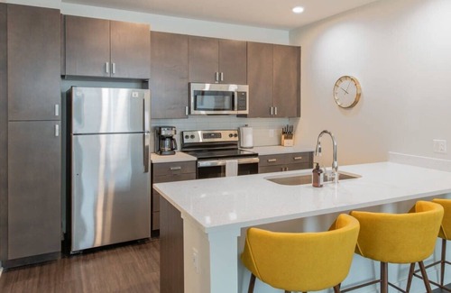 Central Business District Apartment | Cozysuites l Dream SDO in Downtown Cincinnati