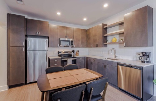 Central Business District Apartment | CozySuites l Luxe 2BR in Downtown Cincinnati #3