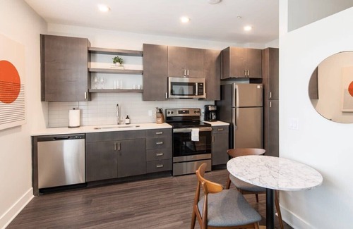Central Business District Apartment | Cozysuites l Modern 1BR in Downtown Cincinnati